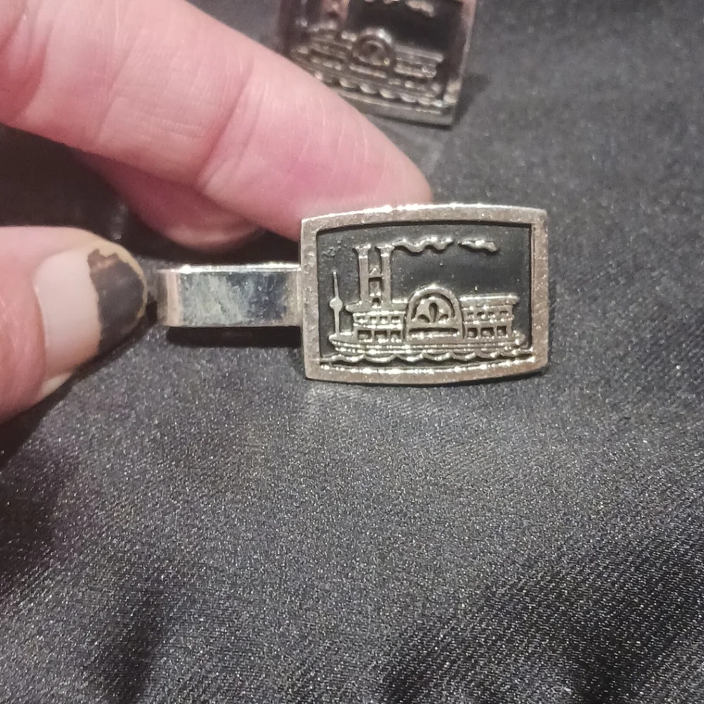 Vtg Men's Silvertone, Black Enamel Steamboat Motif Cufflinks & Tie Bar Set.